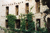 Beeldenmuur in het Dali Museum in het plaatsje Figueras