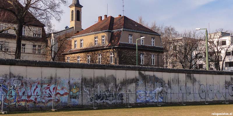 De Berlijnse Muur aan de Bernauer Strasse in Berlijn