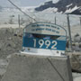 De Athabasca Glacier trekt zich door de opwaring van de aarde en hoog tempo terug
