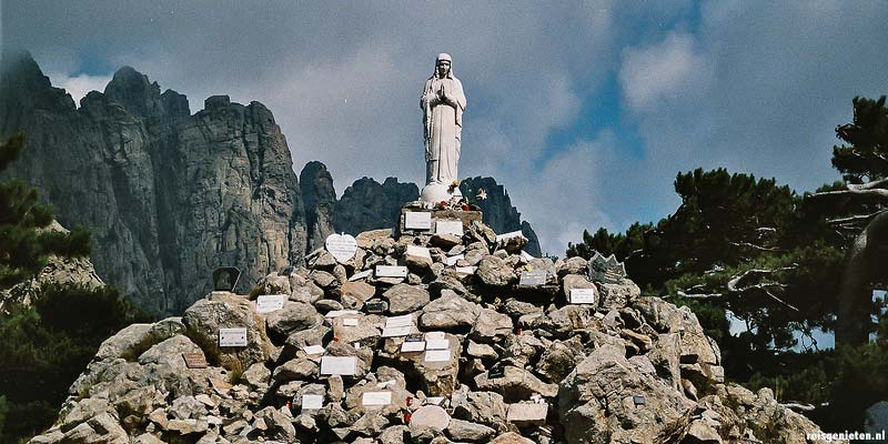 Het beeldje van Maria Neige is het startpunt voor veel wandelingen in dit deel van Corsica