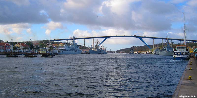 De Koningin Julianabrug verbindt Punda en Otrabanda in Willemstad op Curacao