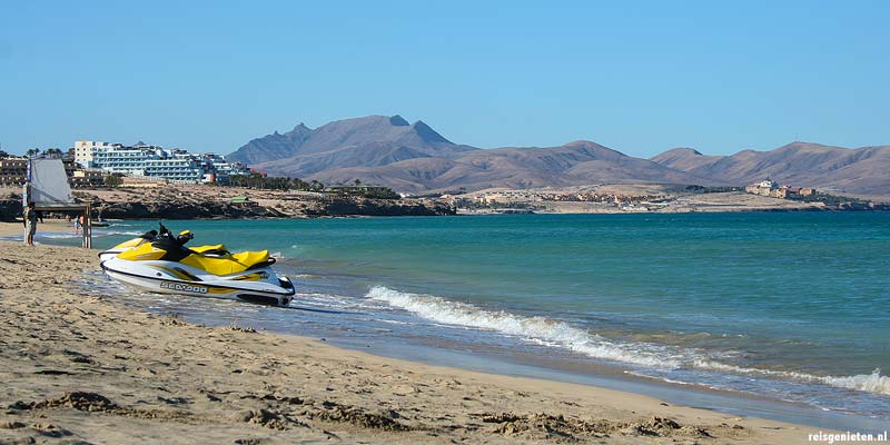 Jetskies, spectaculair om mee voor de kust te varen bij Fuerteventura op de Canarische Eilanden
