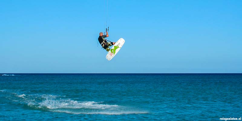 Surfer bij Jandia op Fuerteventura, Canarische Eilanden