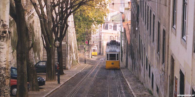 Steil straatje met kabeltrams in Lissabon