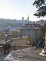 De Burchtheuvel in een winters Praag