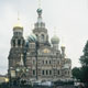 De karkateristieke Opstandingskerk in het centrum van Sint-Petersburg