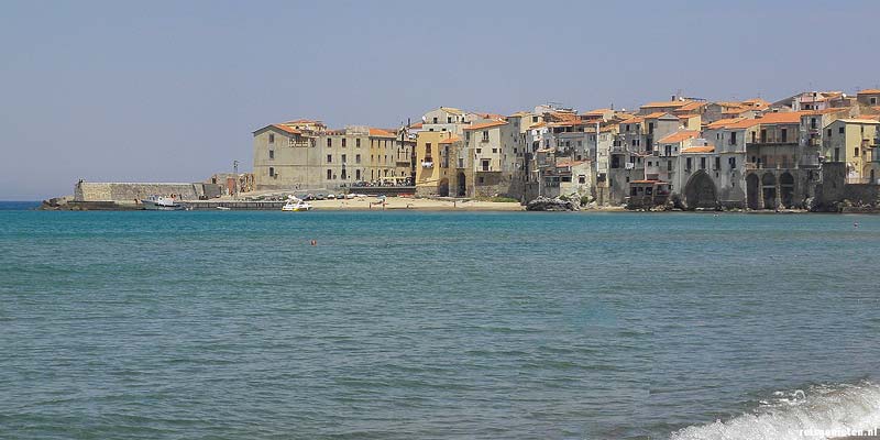 Badplaats en historische stad Cefalu aan de Siciliaanse noordkust