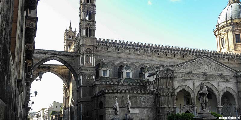 De Kathedraal van Palermo op Sicilie was vroeger een moskee