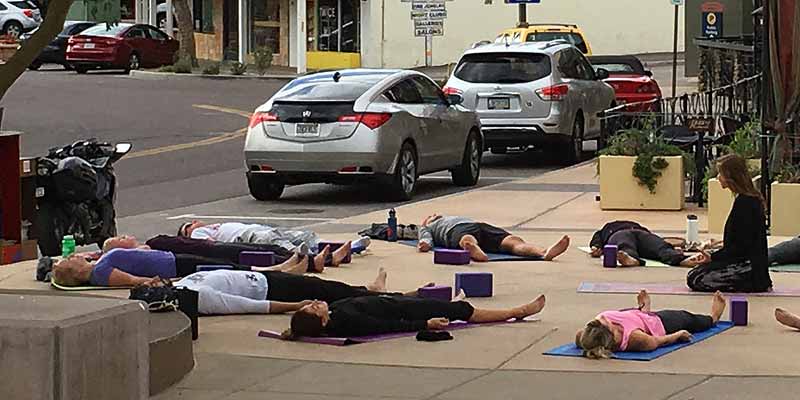 Een yoga klasje op straat in het relaxte Scottsdale, Phoenix Arizona