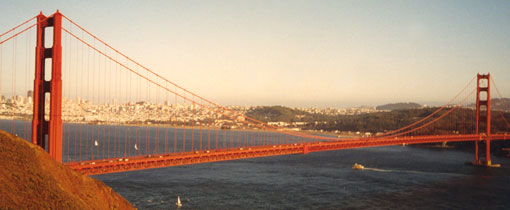 De Golde Gate met links San Francisco