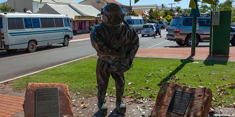 Standbeeld van een parelduiker in het centrum van Broome