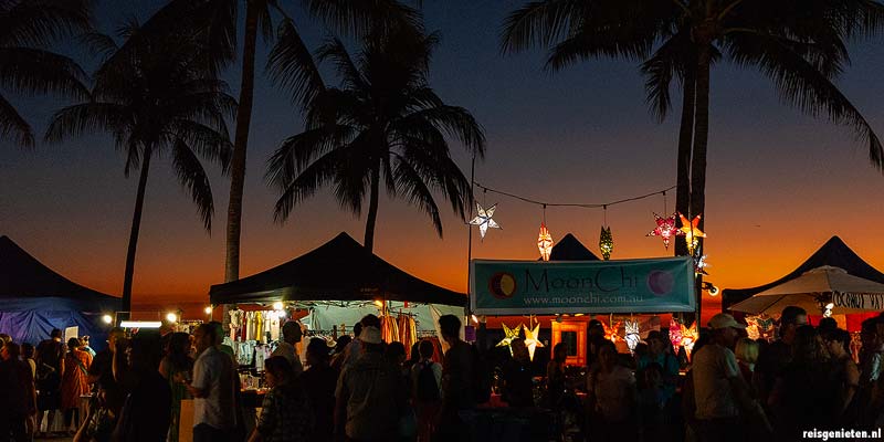 De gezellige Mindil Beach Market. De avondmarkt wordt iedere donderdag- en zondagavond gehouden aan het strand van Darwin