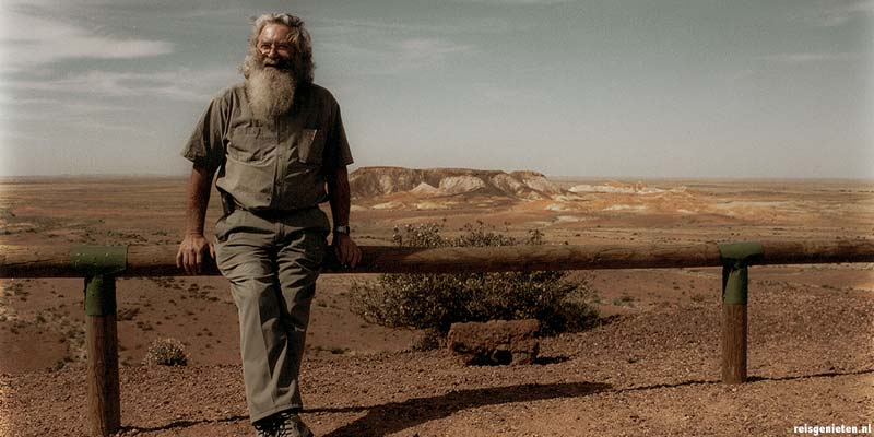 De tourguide poseert als een moderne ontdekkingsreiziger voor de eindeloze Outback
