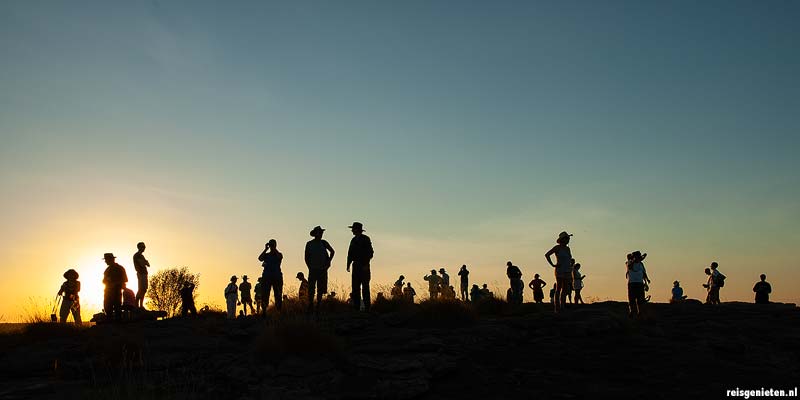 Wachten op de zonsondergang Ayers Rock, de godenberg Uluru in hartje Australie