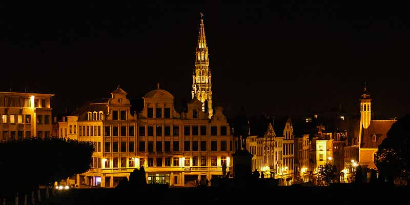 De Grote Markt van Brussel bij nacht. De 96 meter hoge toren in het midden is het stadhuis