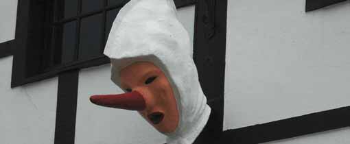 In de lente wordt in Stavelot carnaval gevierd. Bezoekers worden aangemoedigd door honderden 'Blanc Moussis', gekleed in een witte kapmantel en een rode lange neus.