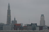 De skyline van Antwerpen. Links de toren van de Onze Lieve Vrouwe kathedraal. Rechts de KBC toren, de eerste Europese wolkenkrabber (87,5 m), die voor de Wereld tentoonstelling van 1930 werd gebouwd