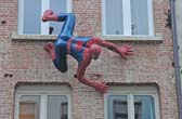 Spiderman bezoekt een stripwinkel in Antwerpen