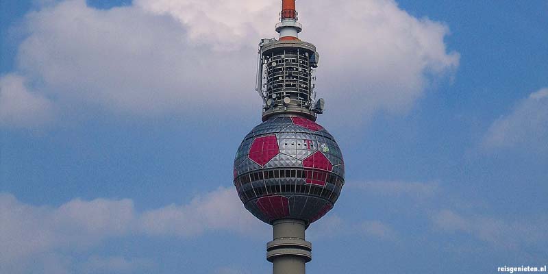 De TV toren op het op Alexanderplatz in voormalig Oost Berlijn