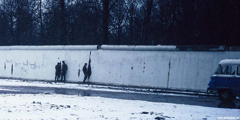 Grenswachters van de voormalige DDR inspecteren de Muur in Berlijn