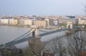 De wereldbereomde Kettingbrug is een van de vele bezienswaardigheden in Boedapest in Hongarije