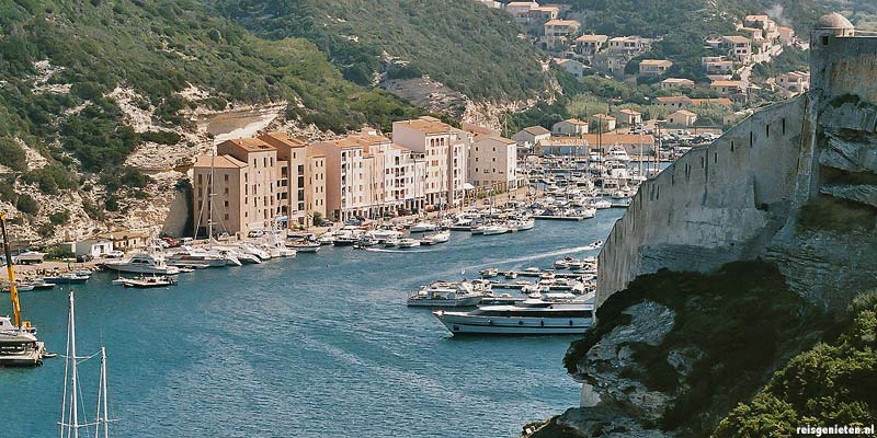 De spectaculaire haven van Bonifacio op Corsica ligt in een beschutte baai onder aan de citadel