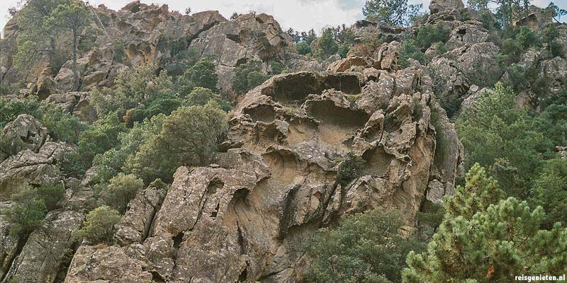 Door de wind uitgesleten rotsformaties in het binnenland van Corsica