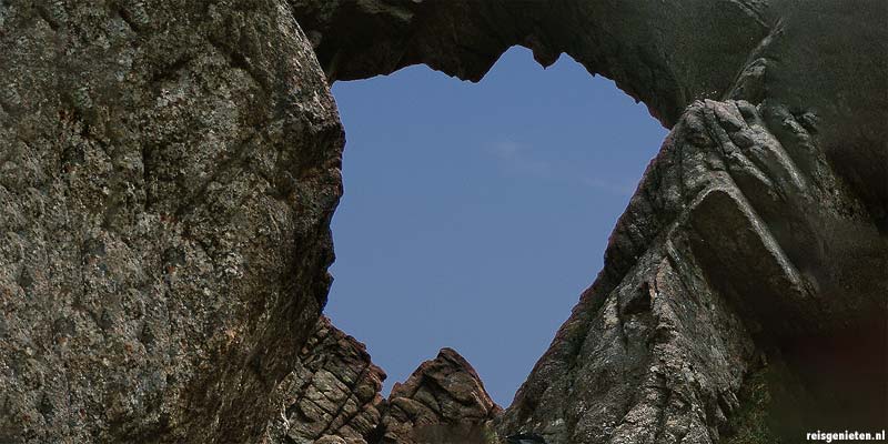 Het oog in de rotsen 'Trou de la Bombe' in het Bavella Massief op Corsica is door winderosie ontstaan