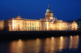 Custom House op de oever van de Liffey rivier in Dublin hoofdstad van Ierland