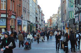 Shoppen in het autovrije Grafton street in Dublin