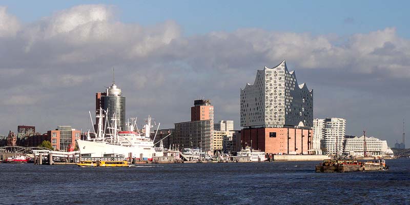 De Elbphilharmonie in Hamburg, vanaf de Elbe