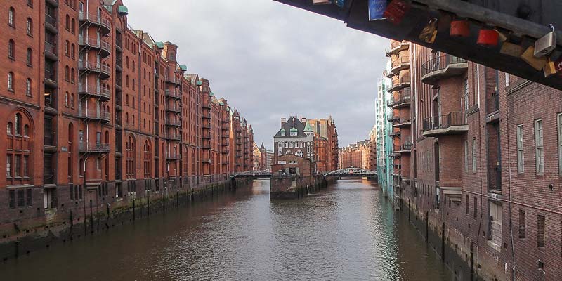 De historische pakhuizenbuurt Speicherstadt in het Noord-Duitse Hamburg