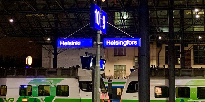Het Openbaar vervoer in Helsinki is tweetalig. Alles staat in zowel het Fins als in het Zweeds aangegeven