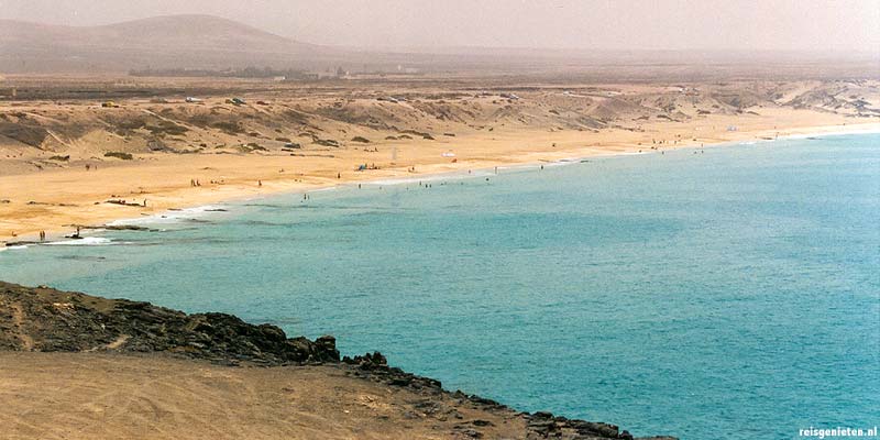 Goud geel strand aan de ruige westkust van het Canarische Eiland Fuerteventura