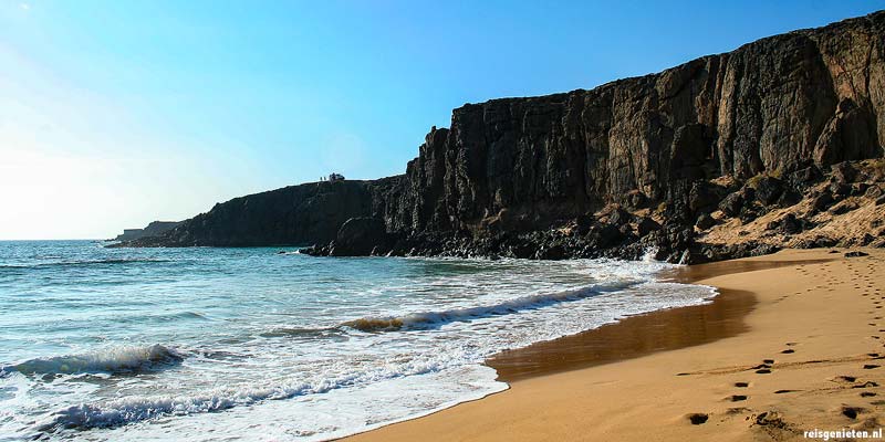 Het mooie strand bij El Cotillo aan de westkust van Fuerteventura op de Canarische Eilanden ligt onderaan een hoog klif