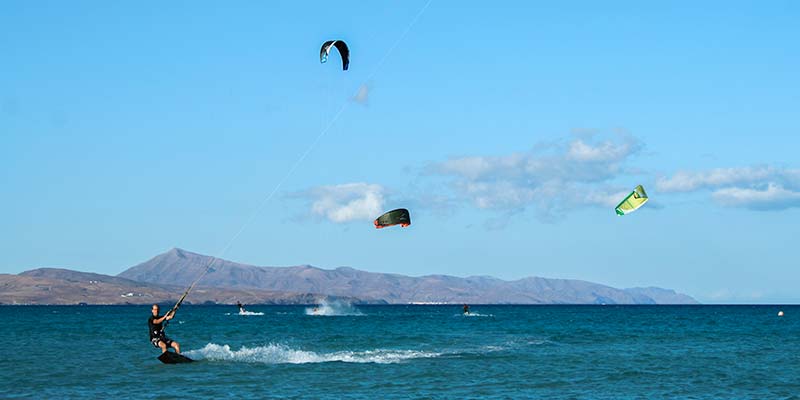Kitesurfen op een van de stranden van Fuerteventura