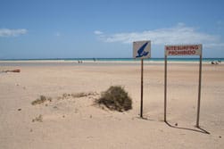 Door middel van borden wordt aangegeven waar je wel en niet mag (kite) surfen op de stranden van Fuerteventura op de Canarische Eilanden