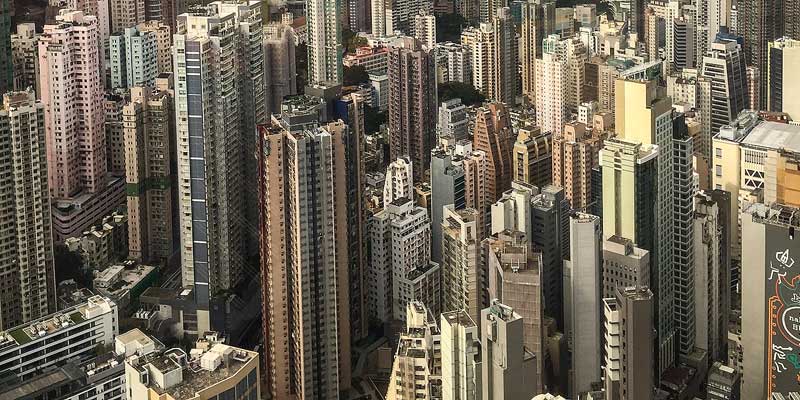 De wolkenkrabbers van dichtbevolkt Hongkong