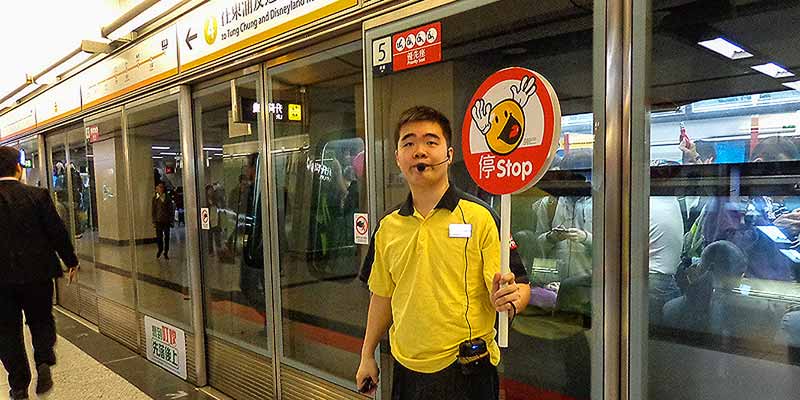 In de efficiente metro van Hongkong