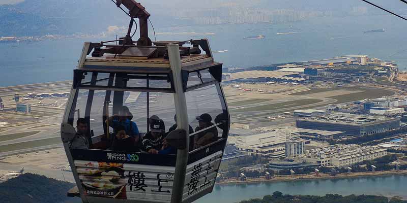 Kabelbaan Hongkong met uitzicht op het vliegveld in zee