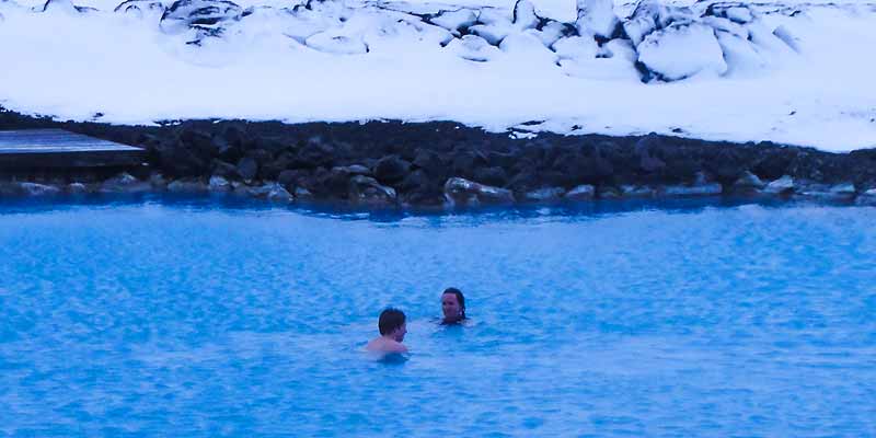 Buiten zwemmen in de Blue Lagoon, midden in de winter