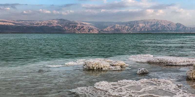 De Dode Zee op de grens van Jordanië, de Westelijke Jordaanoever en Israël