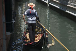 Een gondeltocht met je eigen gondelier door de mooie grachten van Venetië