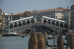 De Rialto Brug is de oudste en beroemdste brug van Venetie