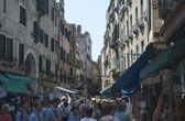 De mooie straatjes van Venetie in Italie