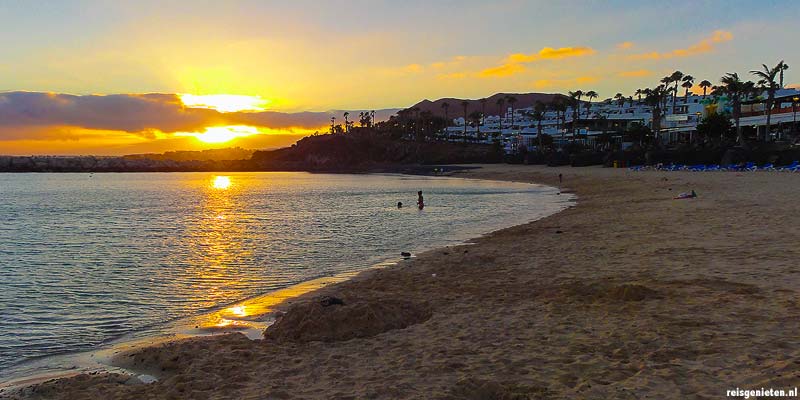 Genieten van de laatste zonnestralen op het strand van Playa Blanca