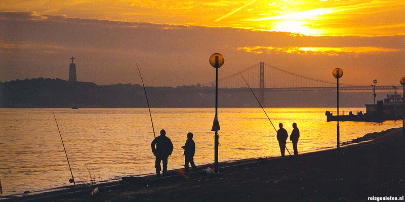 Vissers bij rivier de Taag in het Portugese Lissabon