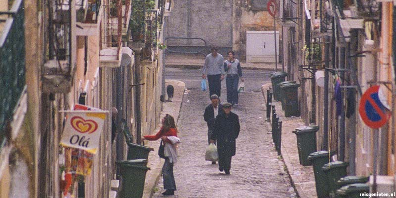 Lekker slenteren in een van de vele kleine straatjes van Lissabon