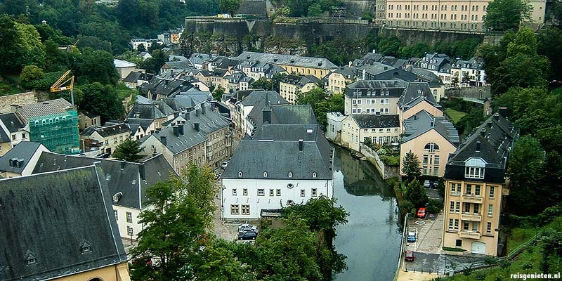 Rivier de Alzette stroomt door Grund, het laagste deel van Luxemburg Stad
