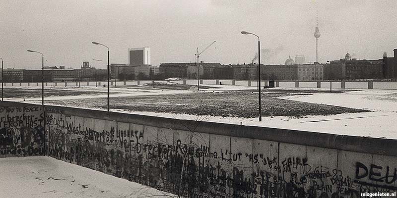 Een blik over De Muur in 1984. De lege vlakte is het Niemandsland. Rechts is nog net de Televisietoren op het Alexanderplatz in Oost Berlijn te zien